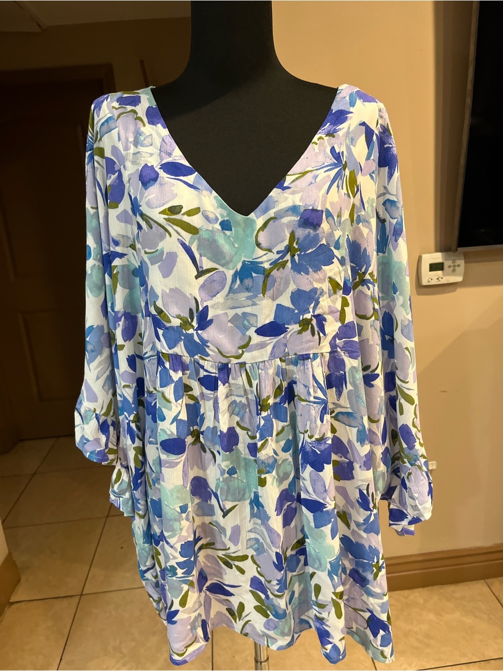 ANDREE BY UNIT Blue and White Floral V-Neck Tunic - Picture 3 of 7